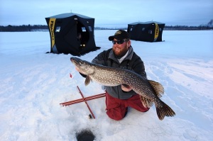 S1.1] BEST Ice Fishing Tip Up Light EVER - Ice Tech Tuesday #itschoetime 
